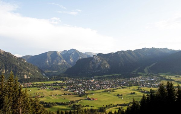 Oberammergau is a small town with a little over 5,000 inhabitants, nestled in the lap of the majestic Bavarian Alps, in the district of Garmisch-Partenkirchen. 