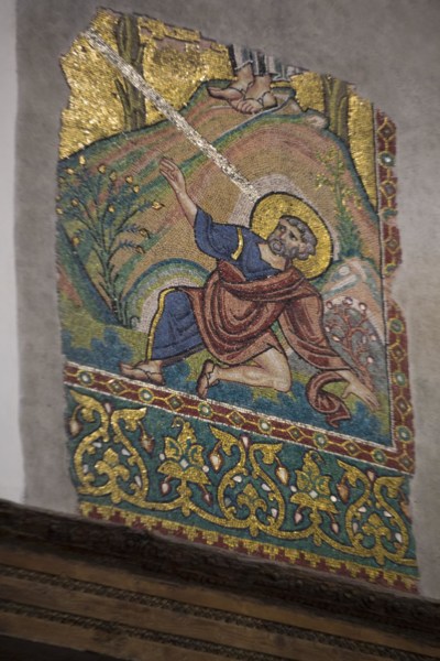 The entire body is spiritual: The pleats of the clothes are light and not very voluminous, giving the impression of covering the soul instead of the body of the person represented; the entire composition must aim at expressing theological truth more than terrestrial reality.