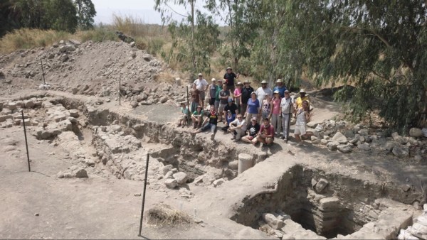 The professor’s team in front of the section excavated at el-Araj. 